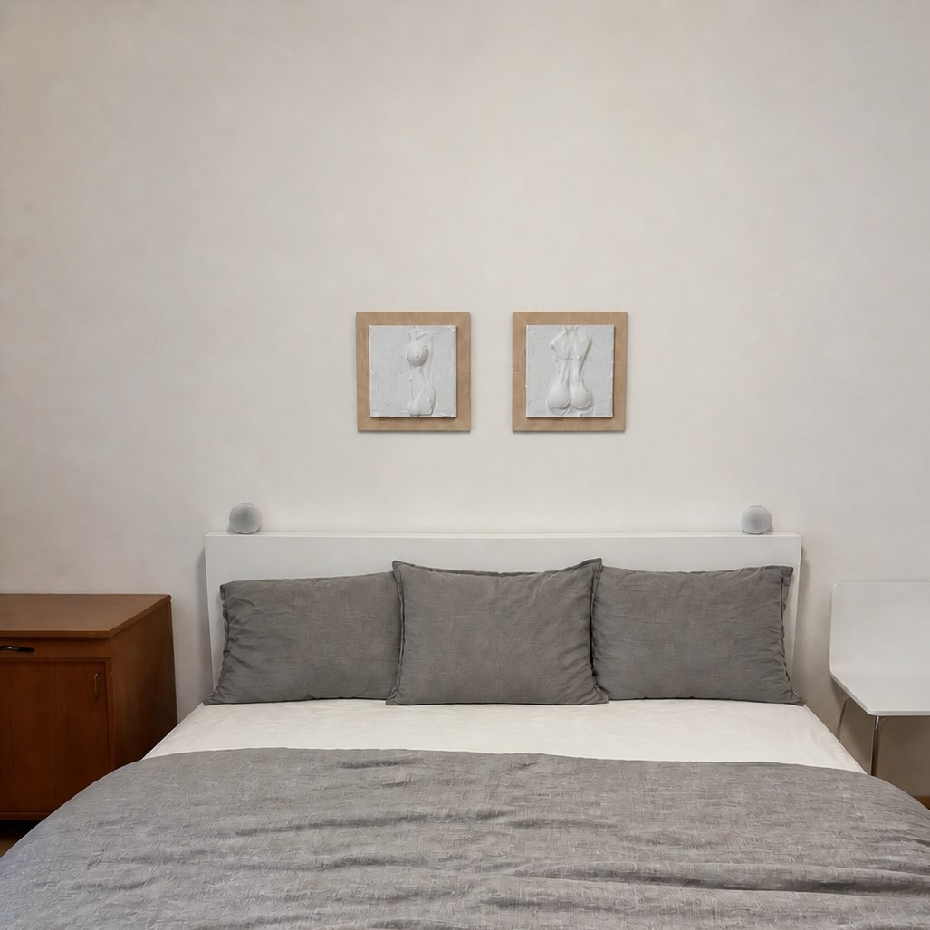Two 20 × 20 cm reliefs above the bed
